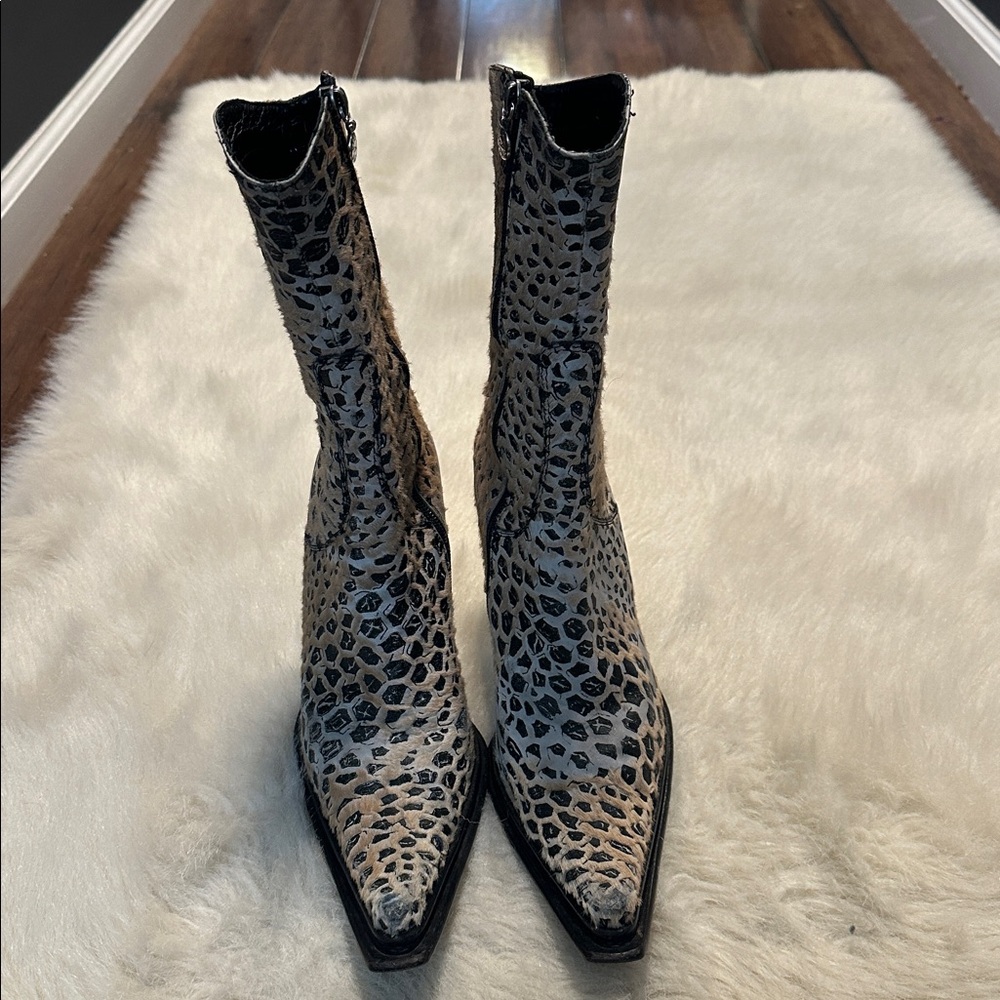 Elegant Leopard Print Heeled Boots - Picture 2 of 10